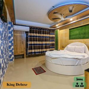 sypialnia z dużym białym łóżkiem w pokoju w obiekcie Hotel Oasis International w mieście Koks Badźar