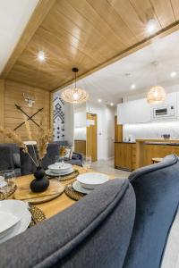 a living room with a couch and a table at Apartament Atena in Zakopane