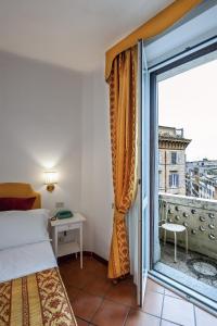 ein Schlafzimmer mit einem Bett und einem großen Fenster in der Unterkunft Hotel Canova in Rom