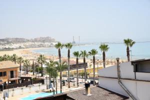 - Vistas a la playa desde un edificio con palmeras en Perla marina, en Porto Empedocle