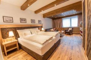 een slaapkamer met een groot bed in een kamer bij Hotel Ulli in Zürs am Arlberg
