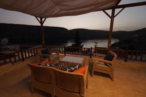 d'un balcon avec des chaises et une vue sur le lac. dans l'établissement CEVHER KONAĞI, à Halfeti