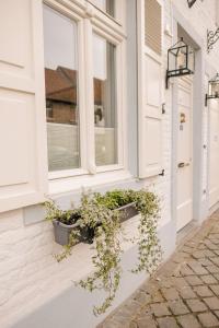 In De Witte Engel في لاناكن: بيت أبيض به نوافذ وزخارف