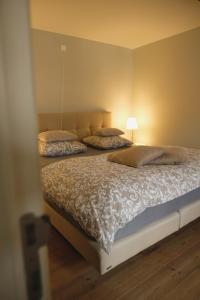 سرير أو أسرّة في غرفة في In De Witte Engel