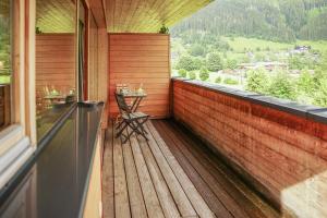 a balcony with a table and a view of the mountains at Toferer Textil in Eben im Pongau