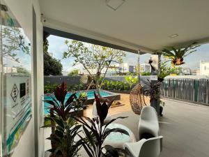 einen Balkon mit Poolblick in der Unterkunft D Niice Garden View with Private Pool Bukit Indah, Johor Bahru in Johor Bahru
