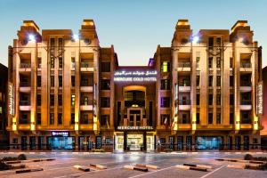 Mercure Gold Hotel, Jumeirah, Dubai في دبي: مبنى كبير أمامه شارع