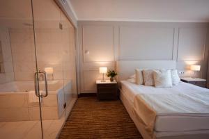 A bed or beds in a room at Thermal Hotel Visegrád
