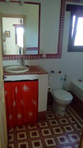 La salle de bains est pourvue de toilettes, d'un lavabo et d'un miroir. dans l'établissement Finca Casa Halcon, à Almonte