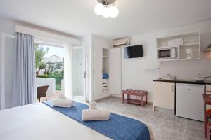 sypialnia z dużym łóżkiem z 2 poduszkami w obiekcie Apartamentos Cala Murada Tennis w mieście Cala Murada