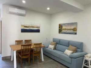 - un salon avec un canapé bleu et une table dans l'établissement Casa Feria, à Algodonales