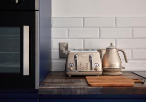 a kitchen counter with a toaster and a tea kettle at urchin Loft in Ardmore