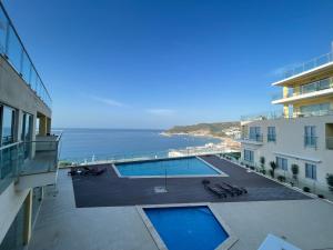 Bazén v ubytování Cliffs Apartment - Astonishing view over Sesimbra bay by Trip2Portugal nebo v jeho okolí