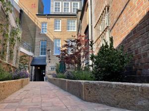 Harper Luxe Serviced Apartments Dunstable في دانستابل: زقاق في مبنى مع جدار من الطوب