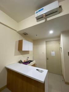 タンゲランにあるAPARTMENT TREEPARK BSD by HW APARTMENTのキッチン(白いカウンタートップ、シンク付)