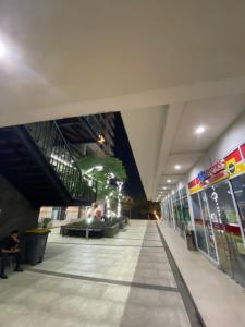 タンゲランにあるAPARTMENT TREEPARK BSD by HW APARTMENTの腰掛けの廊下