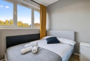 a bedroom with a bed with two towels on it at Kings Cross apartment 4 BR in London