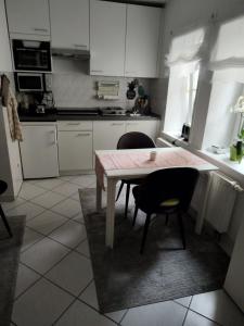 uma cozinha com uma mesa e cadeiras numa cozinha em Ferienwohnung Altstadt em Rottenburg