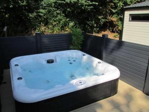 eine Whirlpool-Badewanne auf einer Terrasse in der Unterkunft W16 in Paignton