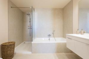 un bagno con doccia, vasca e lavandino di Luxury apartment Vida Feliz with sea view 5 min walk to the beach in Jardinana Lotus La Cala de Mijas, Malaga a Mijas Costa Altre 27 foto