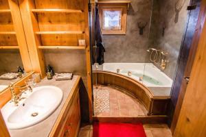 Een badkamer bij Rare blend of mountain charm and high performance with all modern amenities