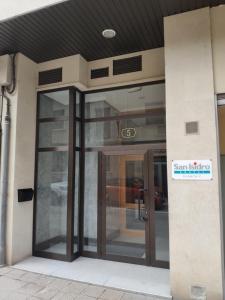 una entrada a un edificio con una puerta giratoria en Hostal San Isidro, en Autol