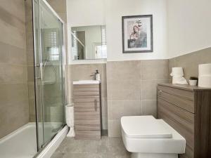 a bathroom with a toilet and a shower and a sink at Unique & Luxurious 2 Bedroom City Centre Apartment in Nottingham