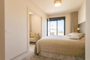 Katil atau katil-katil dalam bilik di Amazing luxury apartment with sea view 5 min walk to the beach in Jardinana Lotus La Cala de Mijas, Malaga
