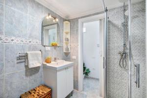 łazienka z umywalką i prysznicem w obiekcie Apartamento Mertxe w Aronie +18 zdjęć