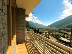 balcone con vista sulle montagne di The View, Manali a Manāli