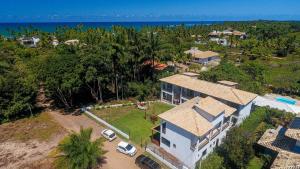 una vista aérea de una casa con patio en Pousada Céu & Mar de Taipu, en Barra Grande
