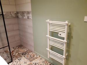 Vannituba majutusasutuses Gîte de la Presqu'île de Lézardrieux, adapté PMR