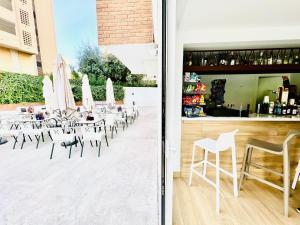 2 Aussicht auf ein Restaurant mit Stühlen und Sonnenschirmen in der Unterkunft Trebol One Apartments By Mc in Benidorm