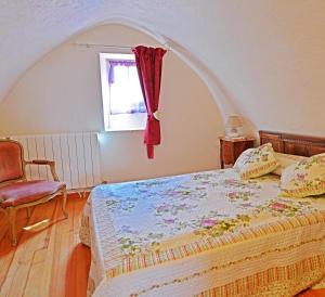 1 dormitorio con cama y ventana en Les Fleurs de Marie, en La Cresse