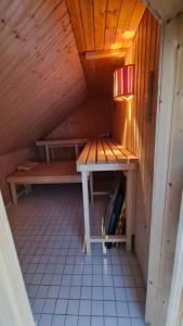 Zimmer mit einer Bank und einem Tisch im Dachgeschoss in der Unterkunft Schloss Blick Bredendiek OG in Jever