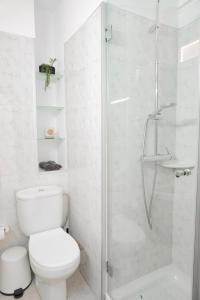 un bagno bianco con doccia e WC di Ocean view, Playa San Juan. a Guía de Isora Altre 13 foto