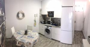 - une cuisine avec un réfrigérateur et une table dans la chambre dans l'établissement CasaBarco, à Costa del Silencio