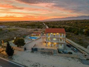 una vista aérea de una casa con puesta de sol en Villa Fenix ZadarVillas, en Donje Biljane