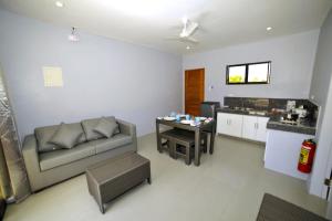 ein Wohnzimmer mit einem Sofa und einem Tisch in der Unterkunft ANGEL'S DREAM RESIDENCE in Panglao