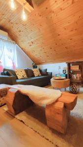 uma sala de estar com uma cama grande e um sofá em Kuća za odmor Delak em Fuzine