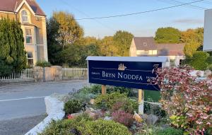 a sign for the entrance to bryan noda at Bryn Noddfa in Morfa Nefyn