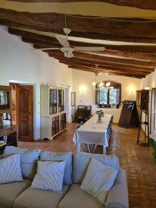 een woonkamer met een bank en een tafel bij Cal Colina - Karaktervol landhuis met privé zwembad in Pacs del Penedes