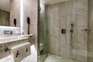 Ett badrum på Hotel Amira Istanbul