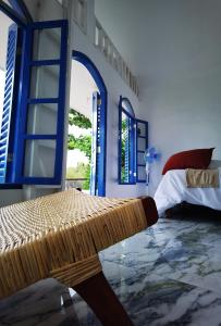 TepusにあるCasa Alstoniaのベッドルーム1室(ベッド1台、青い窓付)