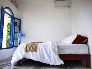 TepusにあるCasa Alstoniaのベッドルーム1室(白いシーツ付きのベッド1台、窓付)