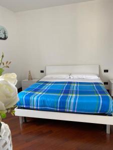 Bett in einem blau-weißen Zimmer in der Unterkunft Il Caravaggio Guest House in Grassobbio