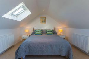 Un dormitorio con una cama grande con dos lámparas. en POLDARE - Widemouth Bay Bude Cornwall, en Bude