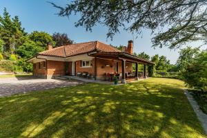 una casa con un gran césped delante de ella en Villa Urbasa en San Sebastián