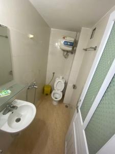 Koupelna v ubytování Hoàng Kiên Hotel + 14 fotografií