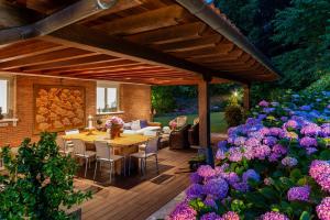 聖塞巴斯提安的住宿－Villa Urbasa，木甲板,配有桌子和紫色的鲜花